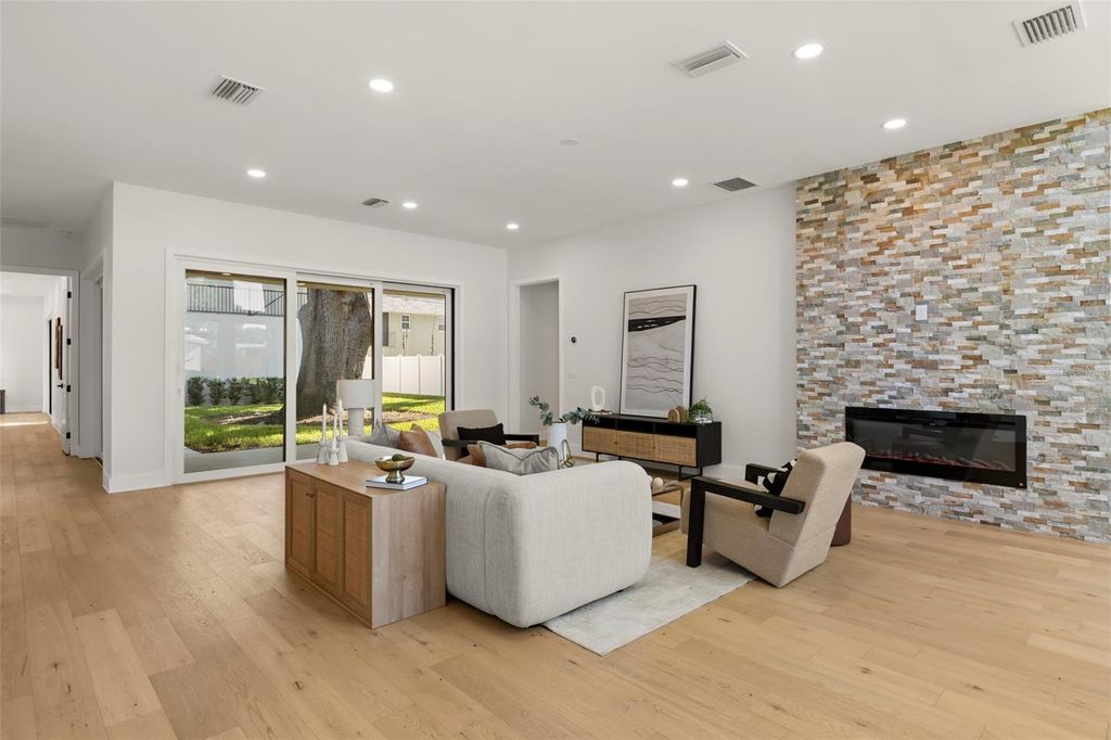 Image 10 of property listing at 4401 ROCKLEDGE ROAD, Orlando, FL 32807