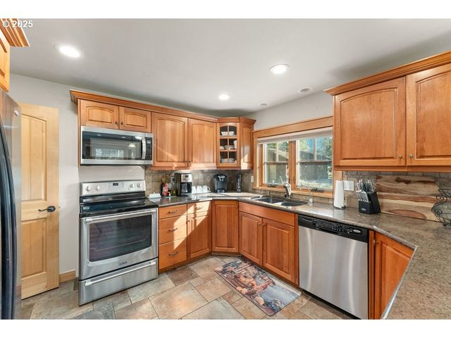 8690 LOOKINGGLASS Rd, Roseburg, OR 97471