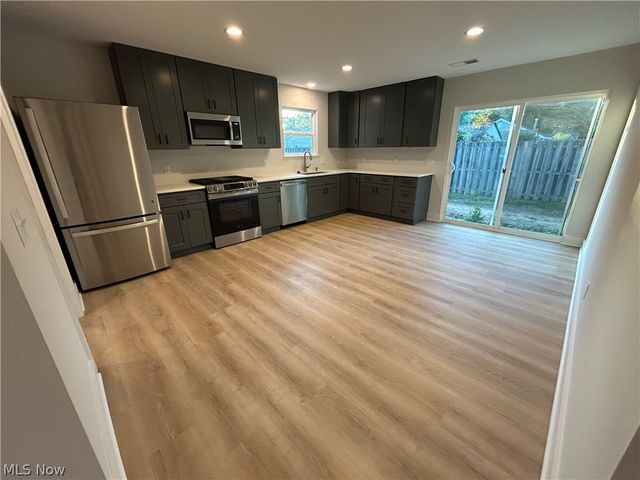 938 East Drive, Sheffield Lake, OH 44054