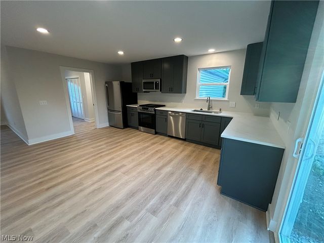 938 East Drive, Sheffield Lake, OH 44054
