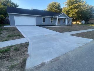 938 East Drive, Sheffield Lake, OH 44054