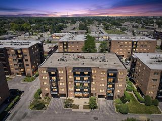 9374 Landings Street 402, Des Plaines, IL 60016