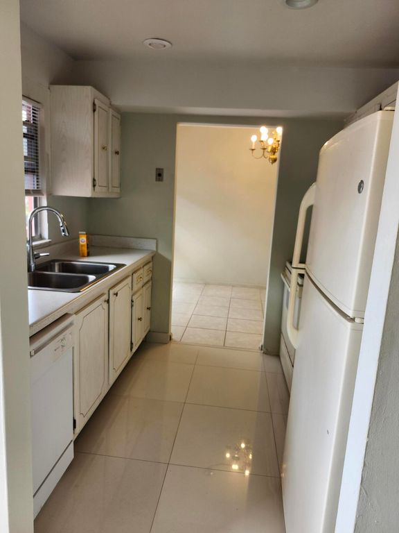 17 Golfs H, West Palm Beach, FL 33417