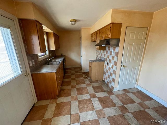 413 Crestview Drive, Wood River, IL 62095