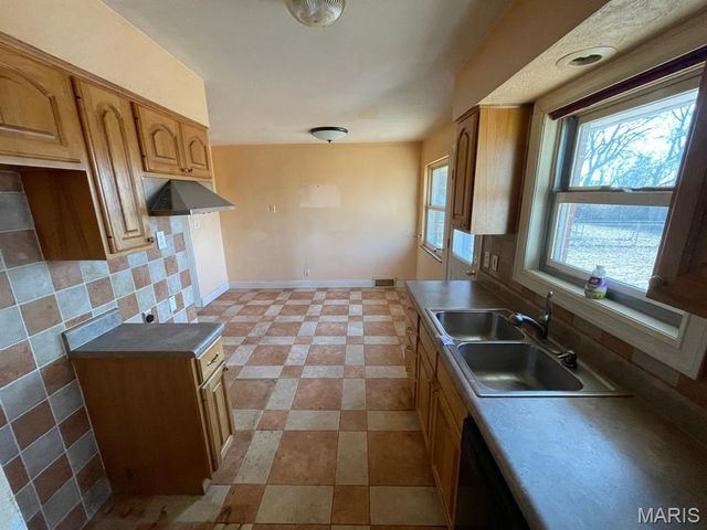 413 Crestview Drive, Wood River, IL 62095