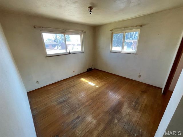 413 Crestview Drive, Wood River, IL 62095