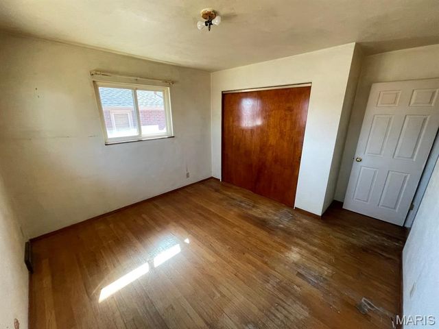 413 Crestview Drive, Wood River, IL 62095