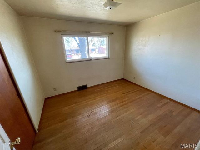 413 Crestview Drive, Wood River, IL 62095