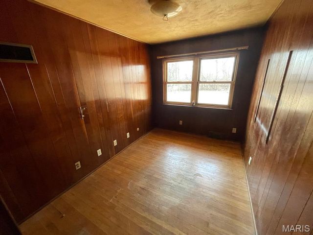 413 Crestview Drive, Wood River, IL 62095