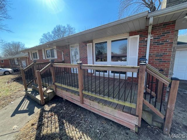 413 Crestview Drive, Wood River, IL 62095