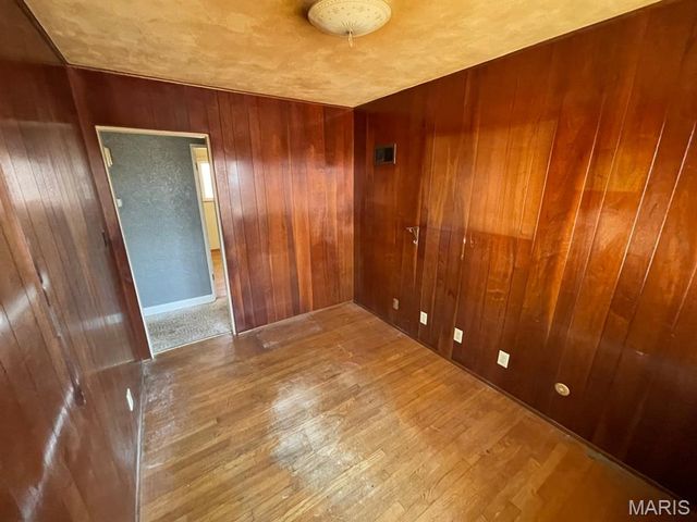 413 Crestview Drive, Wood River, IL 62095