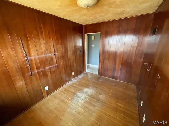 413 Crestview Drive, Wood River, IL 62095