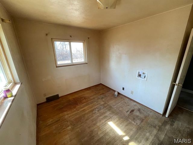 413 Crestview Drive, Wood River, IL 62095