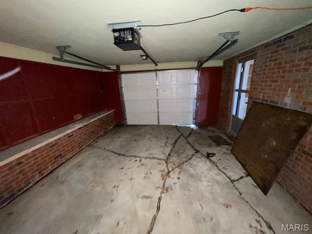 413 Crestview Drive, Wood River, IL 62095