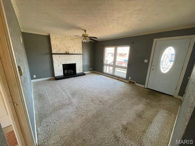 413 Crestview Drive, Wood River, IL 62095