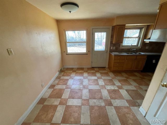 413 Crestview Drive, Wood River, IL 62095