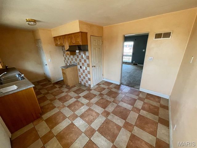 413 Crestview Drive, Wood River, IL 62095