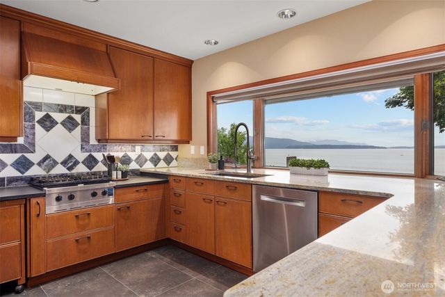 24 Shorewood Drive, Bellingham, WA 98225