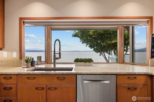 24 Shorewood Drive, Bellingham, WA 98225