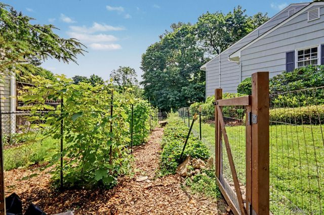 49 E Ridge Lane, Mount Kisco, NY 10549