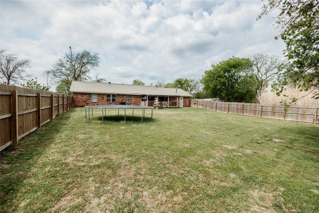 2382 N Fm 1743, Windom, TX 75492