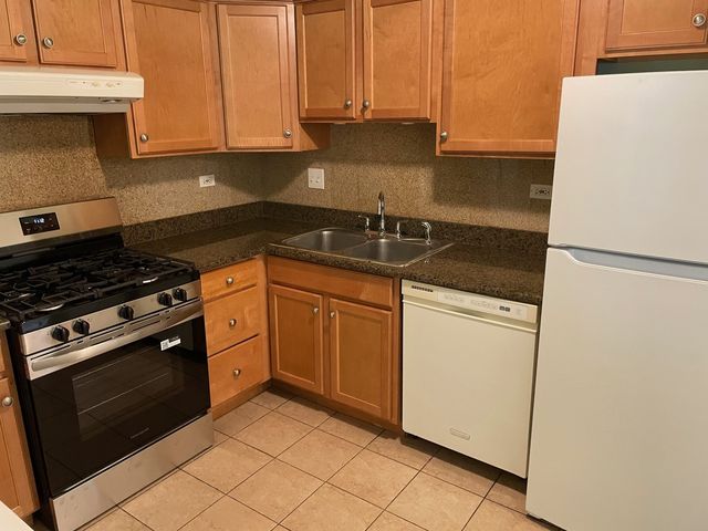 7373 Blackburn Avenue 104, Downers Grove, IL 60516