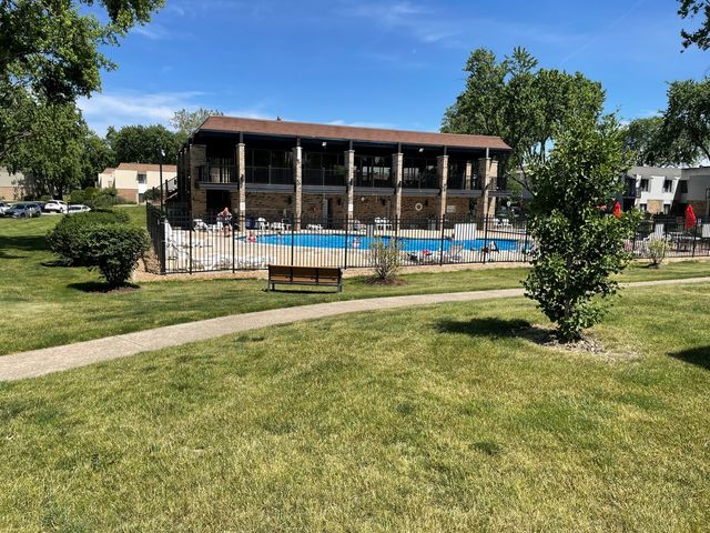 7373 Blackburn Avenue 104, Downers Grove, IL 60516