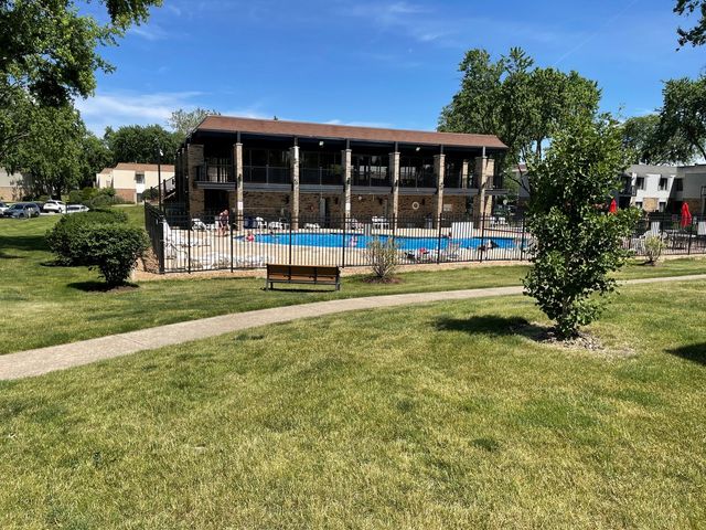 7373 Blackburn Avenue 104, Downers Grove, IL 60516
