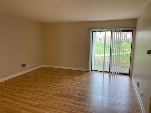 7373 Blackburn Avenue 104, Downers Grove, IL 60516