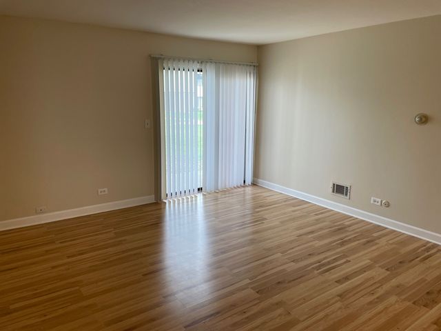 7373 Blackburn Avenue 104, Downers Grove, IL 60516