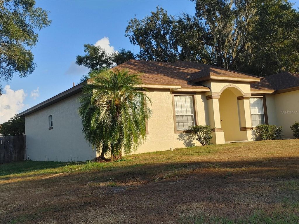 Image 2 of property listing at 5398 OXFORD MANOR CIRCLE, Lakeland, FL 33810