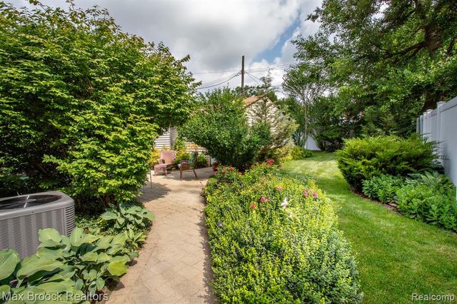 10564 Lasalle Boulevard, Huntington Woods, MI 48070
