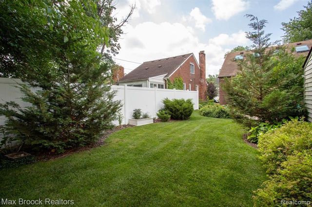 10564 Lasalle Boulevard, Huntington Woods, MI 48070