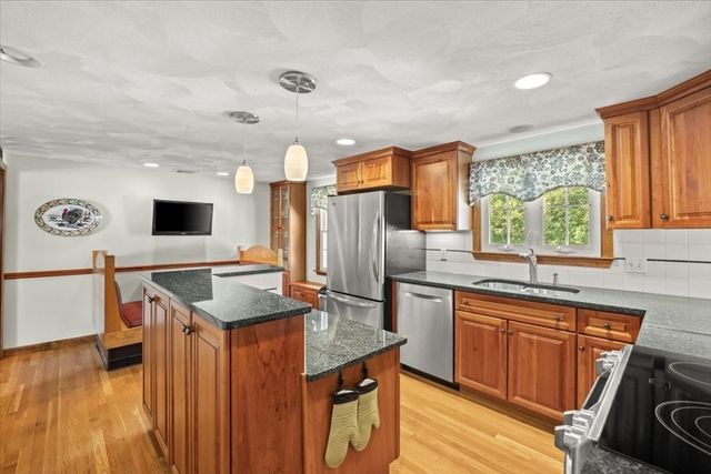 158 Duffy Dr, Taunton, MA 02780