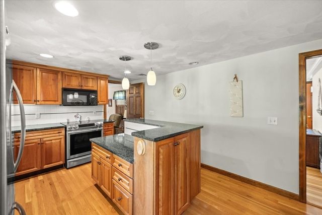 158 Duffy Dr, Taunton, MA 02780