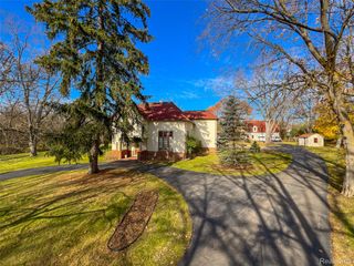 5044 Charing Cross Road, Bloomfield Charter Township, MI 48304