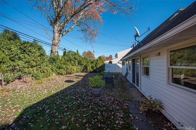 37 Winter Lane, Hicksville, NY 11801