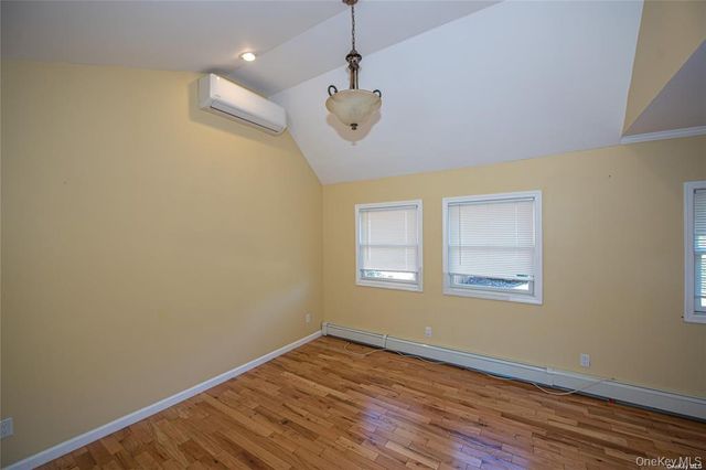 37 Winter Lane, Hicksville, NY 11801