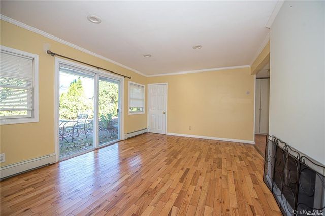 37 Winter Lane, Hicksville, NY 11801