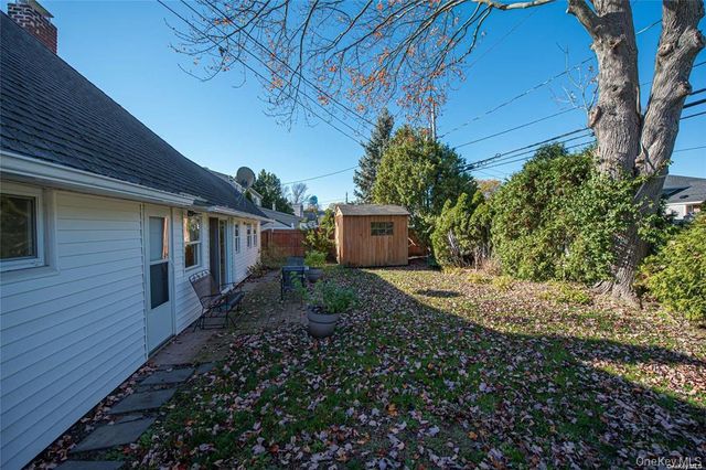 37 Winter Lane, Hicksville, NY 11801