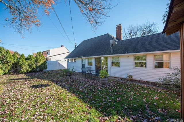 37 Winter Lane, Hicksville, NY 11801