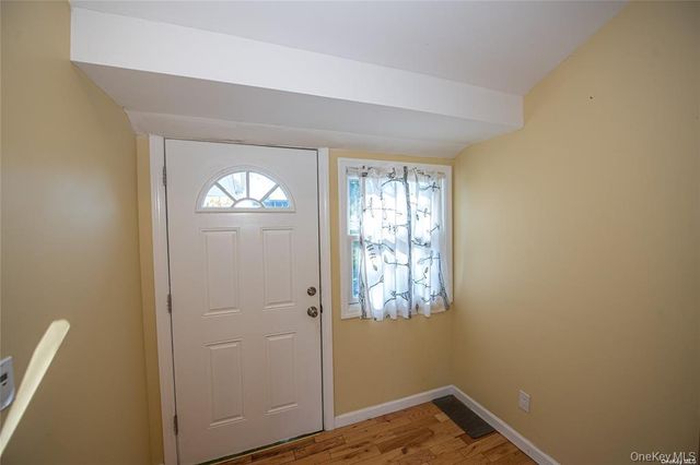 37 Winter Lane, Hicksville, NY 11801