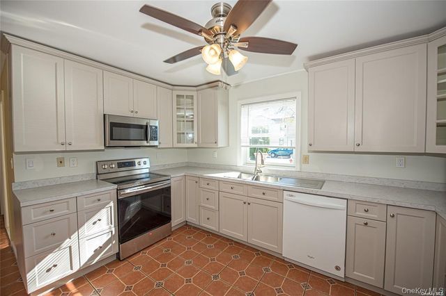 37 Winter Lane, Hicksville, NY 11801