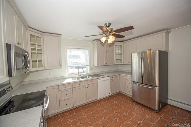 37 Winter Lane, Hicksville, NY 11801