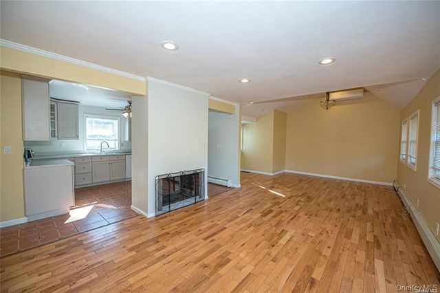 37 Winter Lane, Hicksville, NY 11801