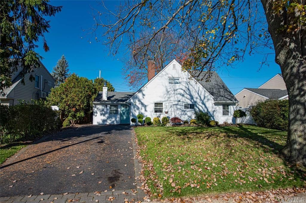 37 Winter Lane, Hicksville, NY 11801