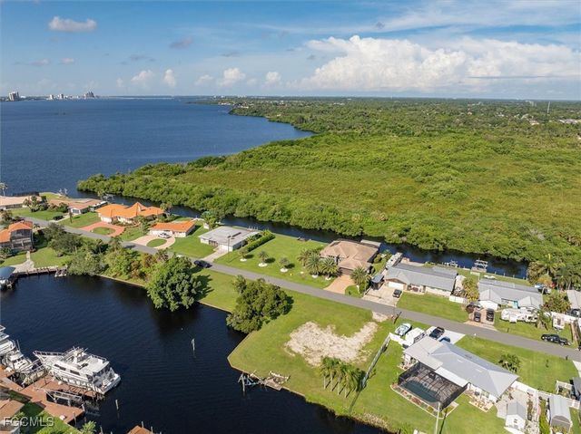 2157 Club House RD, North Fort Myers, FL 33917