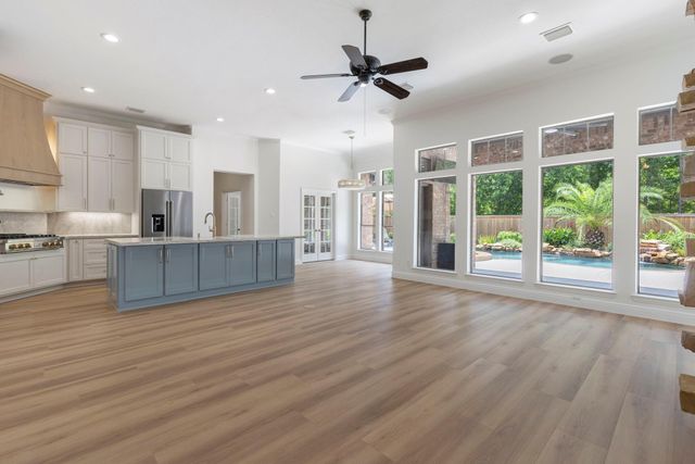 35 Avalon Oaks Court, Shenandoah, TX 77381