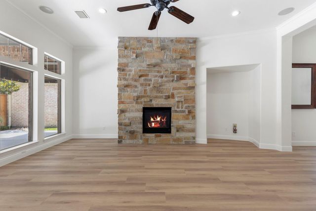 35 Avalon Oaks Court, Shenandoah, TX 77381