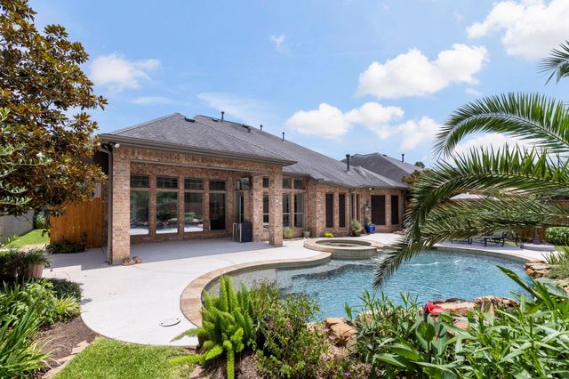 35 Avalon Oaks Court, Shenandoah, TX 77381